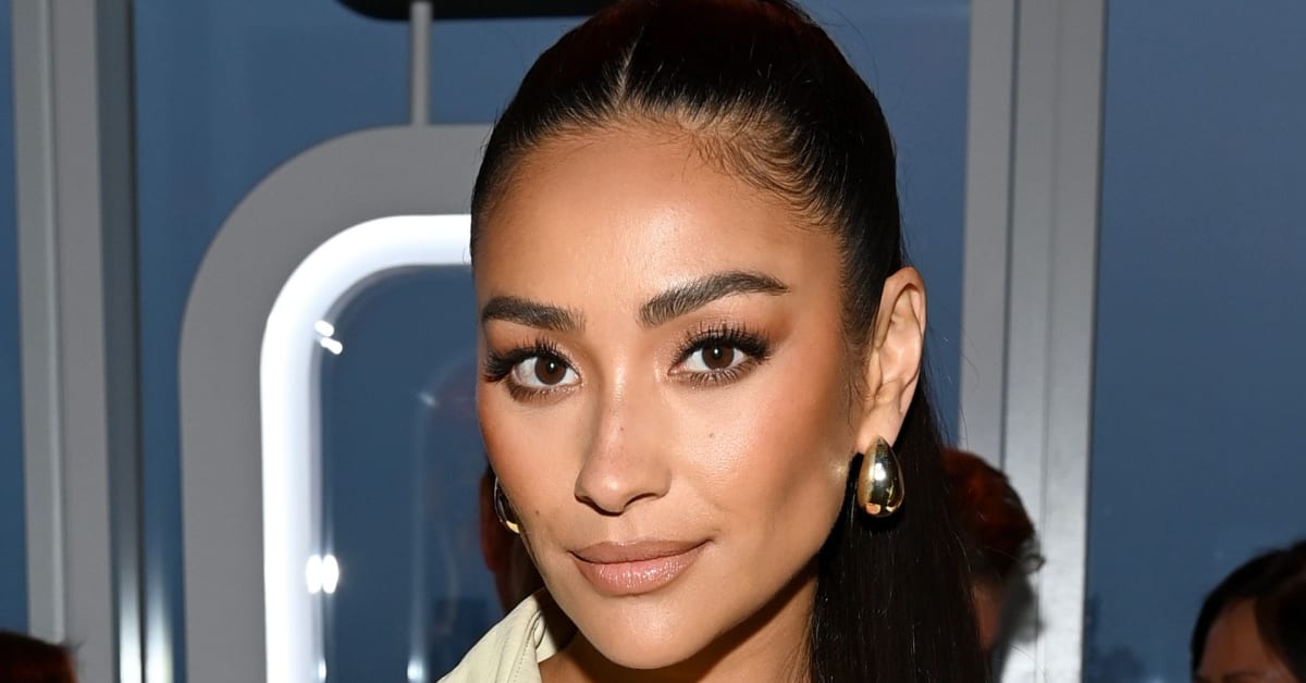 Shay Mitchell Pairs String Bikini With Oversized Bucket Hat For End Of