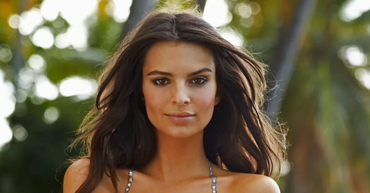 The Story Behind The Famous SI Swimsuit Photo Of Emily Ratajkowski In Mty5mjqznjgynjq2njy0njy3