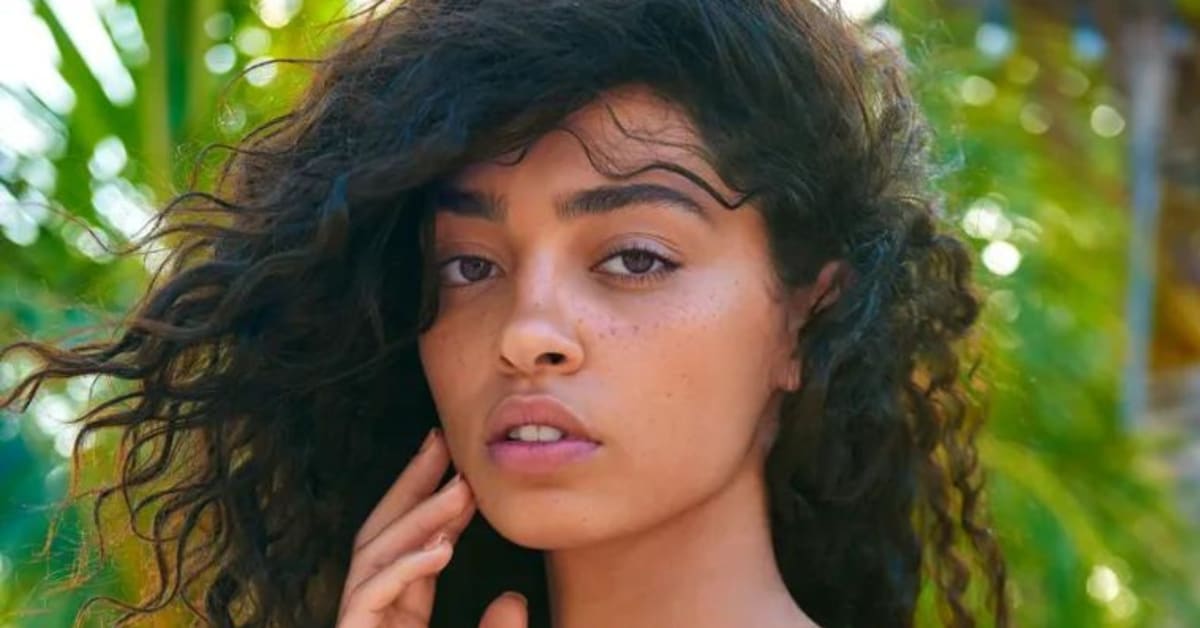 Raven Lyn Flaunts Natural Beauty in These 8 SI Swim Photos in Aruba ...