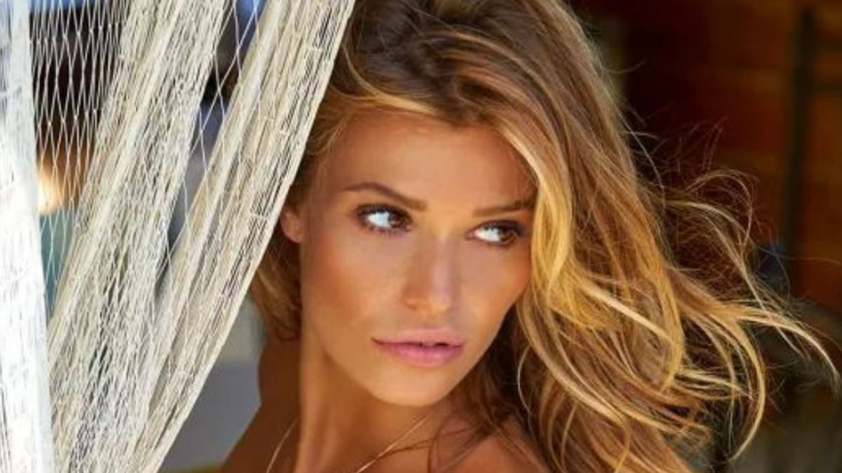 Samantha Hoopes Takes Off Her Top, Invites You To Join Her Malta Fun