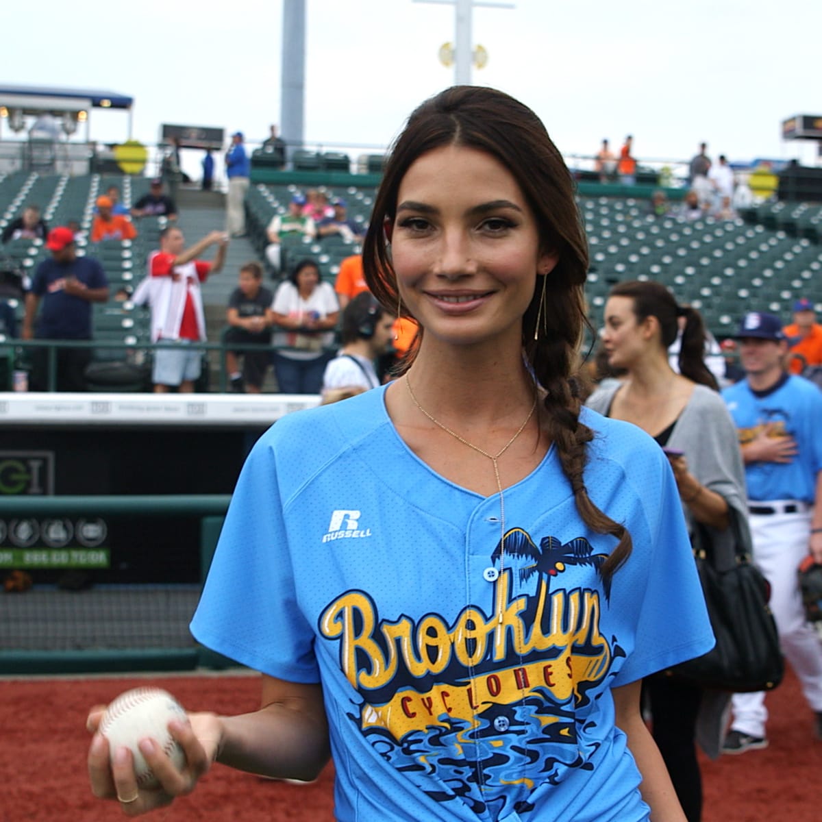 Watch: Three SI Swimsuit Models Throw Out First Pitch at Mets Game - Sports  Illustrated Style