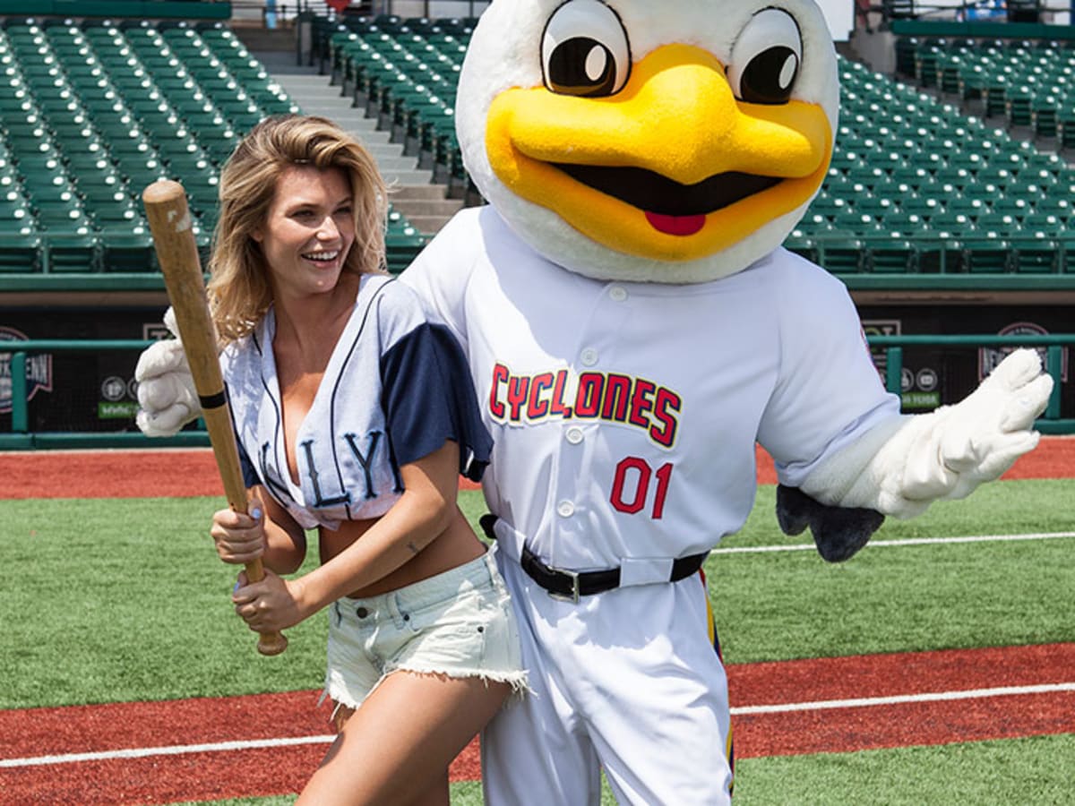 Brooklyn Cyclones Mascot Beats Summer Heat 