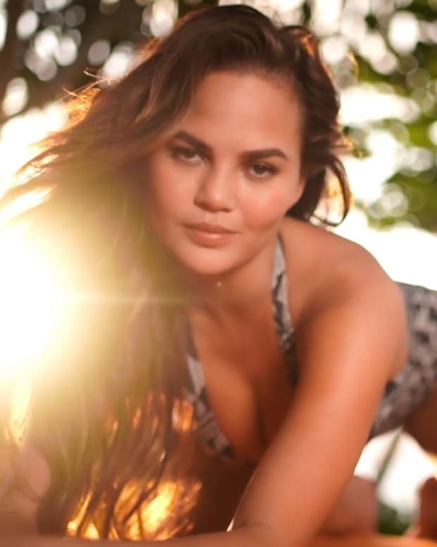 Chrissy Teigen loos stunning in Sumba island for SI Swimsuit 2017
