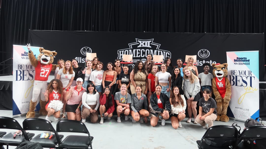 SI Swimsuit models and staff pose with University of Houston students 