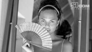 10_christine-teigen_offtheclock_01.jpg