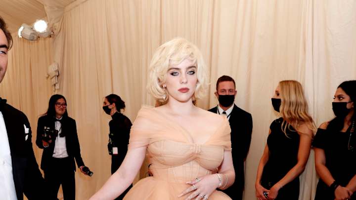 Billie Eilish in Oscar de la Renta. Photograph by Arturo Holmes/Getty Images Billie Eilish in Oscar de la Renta. Photograph by Arturo Holmes/Getty Images