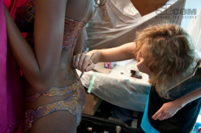 09_jessica-white_bodypainting_behind_02.jpg