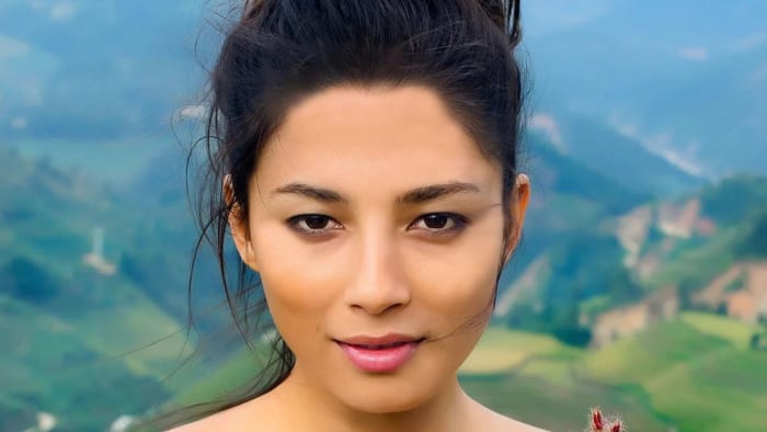 8 Stunning Photos of Australian Model Jessica Gomes in China