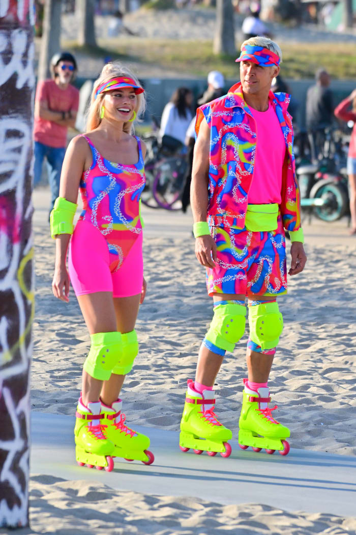 Margot Robbie and Ryan Gosling on rollerblades film new scenes for 'Barbie' in Venice California. 27 Jun 2022. 