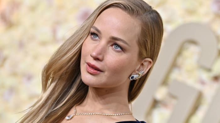 Jennifer Lawrence Paired Her Minimalist Plunging Black Golden Globes ...