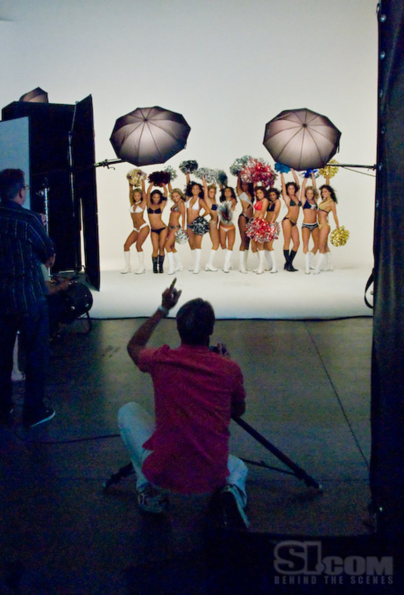 08_cheerleaders_behind_19.jpg