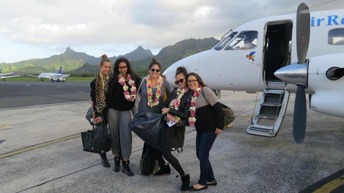 Hannah Jeter, Ariel Meredith, Hillary Drezner, Chrissy Teigen and Karen Carpenter in the Cook Islands.