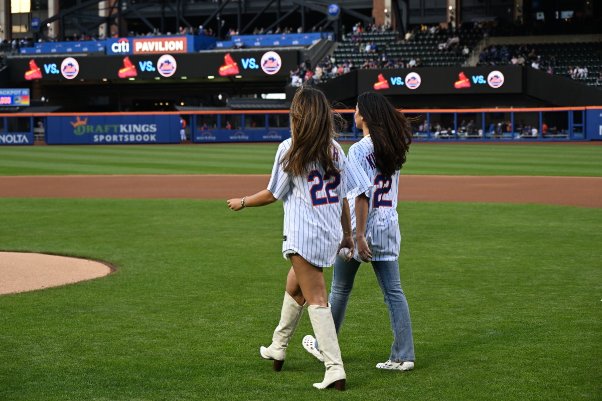SI Swimsuit Models Brooks Nader and Cindy Kimberly Throw Out First Pitch at  Mets Game - Swimsuit