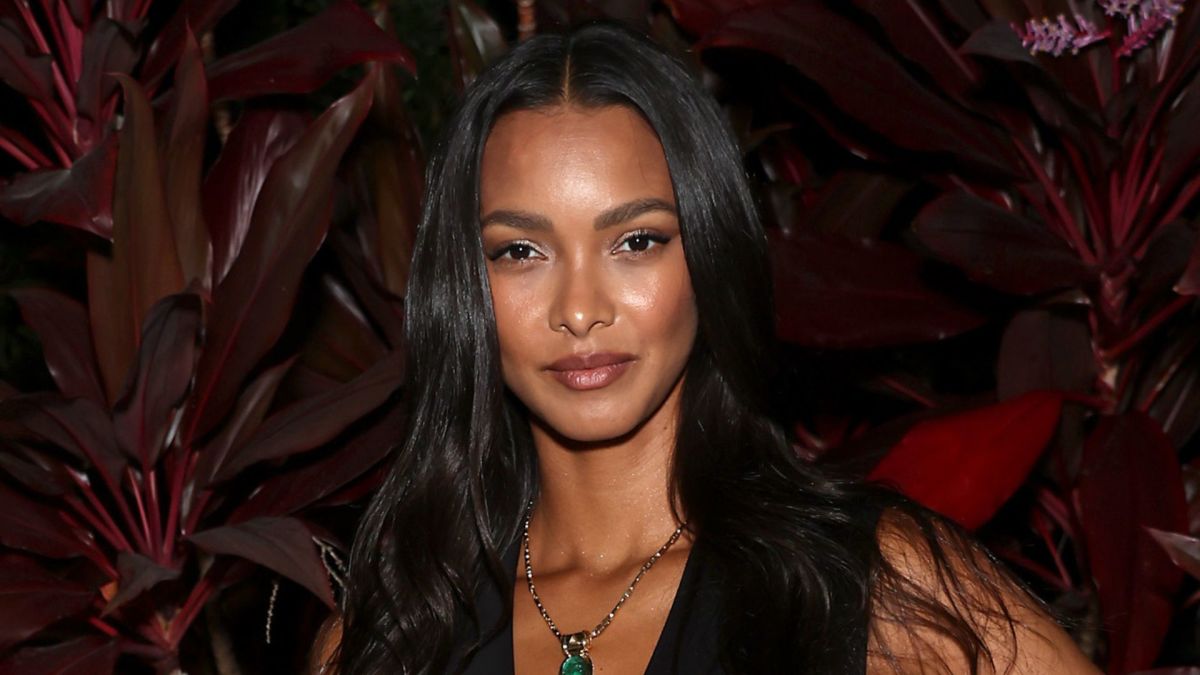 Lais Ribeiro Is Staggering in Figure-Hugging Black Bodysuit on 'Ocean  Drive' Cover - Swimsuit