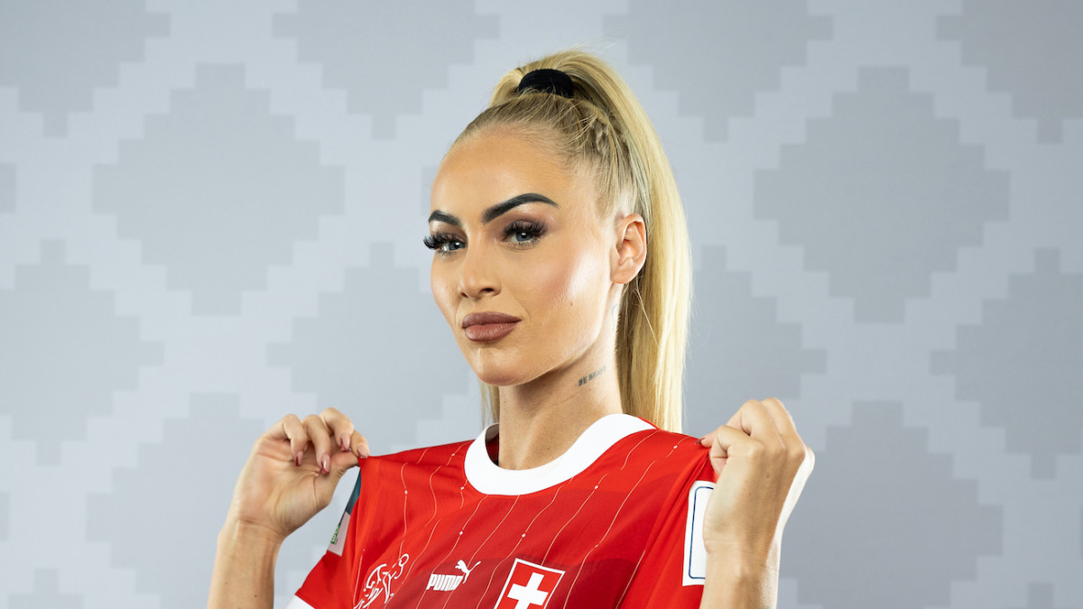 Swiss Soccer Star Alisha Lehmann Goes Viral For Ab Baring Crop Top Selfie On Insta