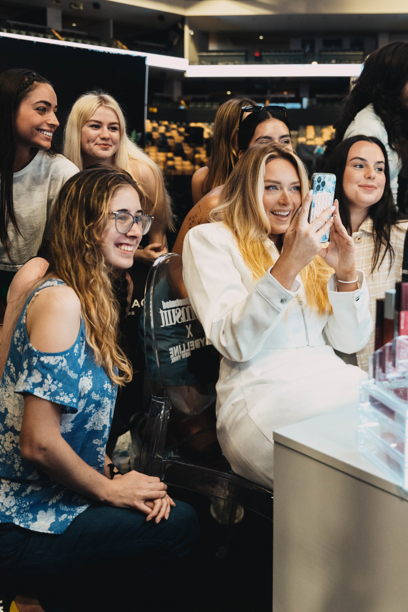 Camille Kostek and UCF students at the Maybelline beauty bar.