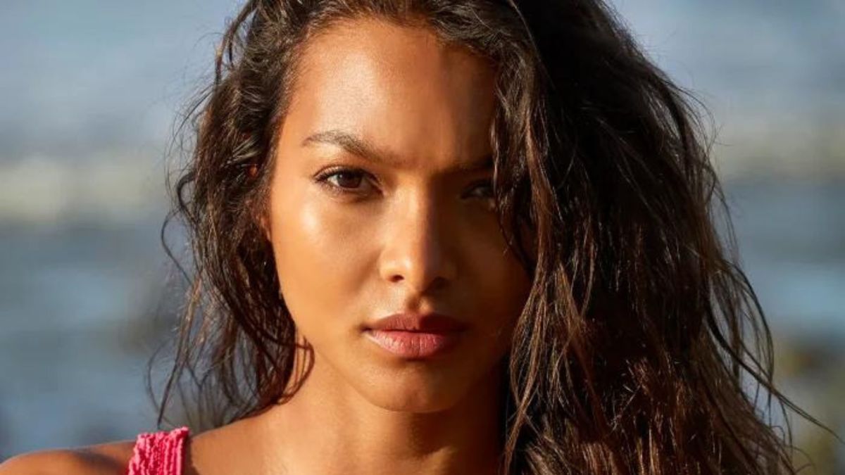 Model Lais Ribeiro stuns in a baby pink bikini as she poses for