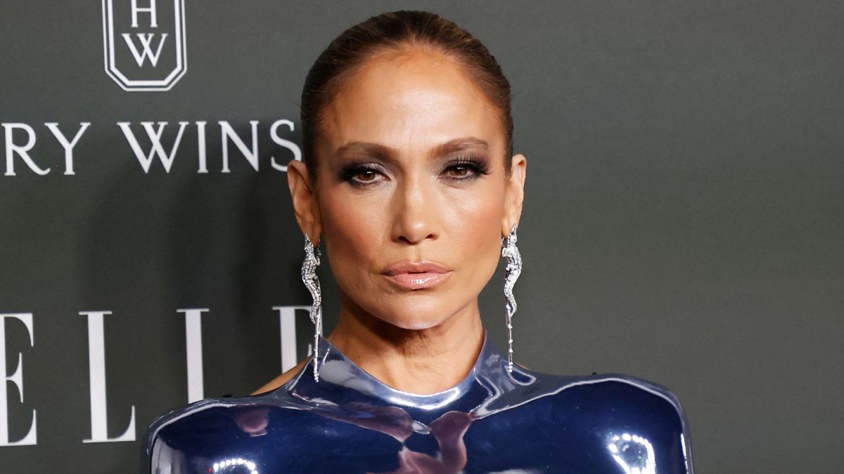 Jennifer Lopez Flaunts Chiseled Abs In A Breastplate On The Red Carpet